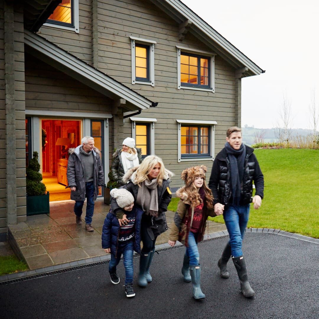 Hunter Lodges Exterior Family Departure